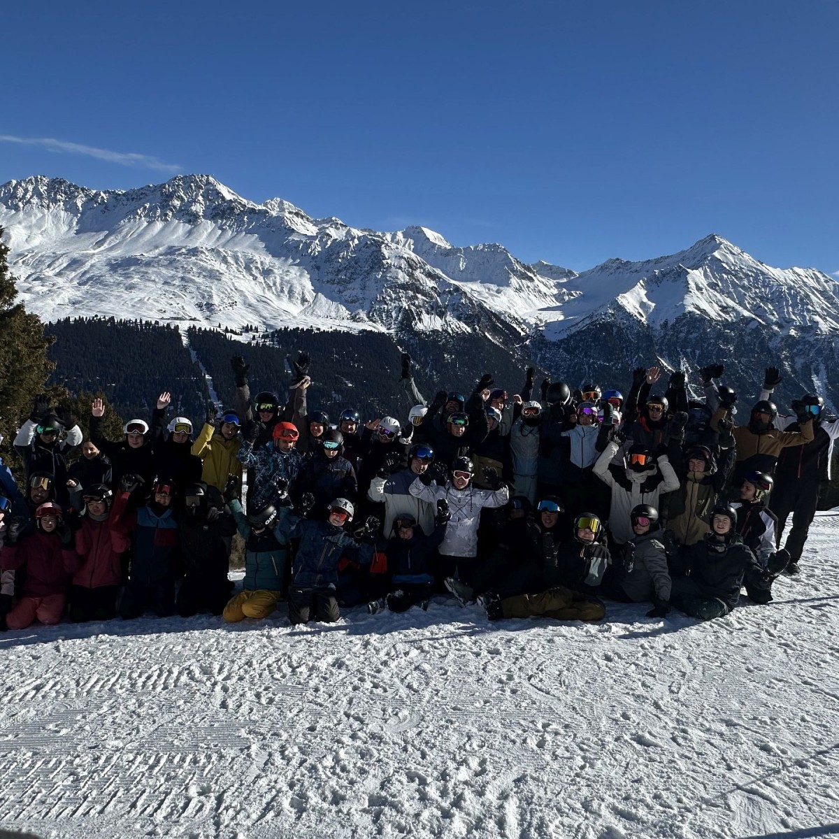Ein Gruppenfoto mit allen Teilnehmenden am Jugendsportcamp in der Lenzerheide in den Sportferien 2026.