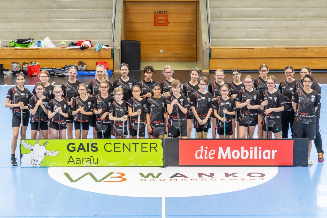 Ein Gruppenfoto mit allen Mädchen, die am Mädchensportcamp Unihockey teilgenommen haben.