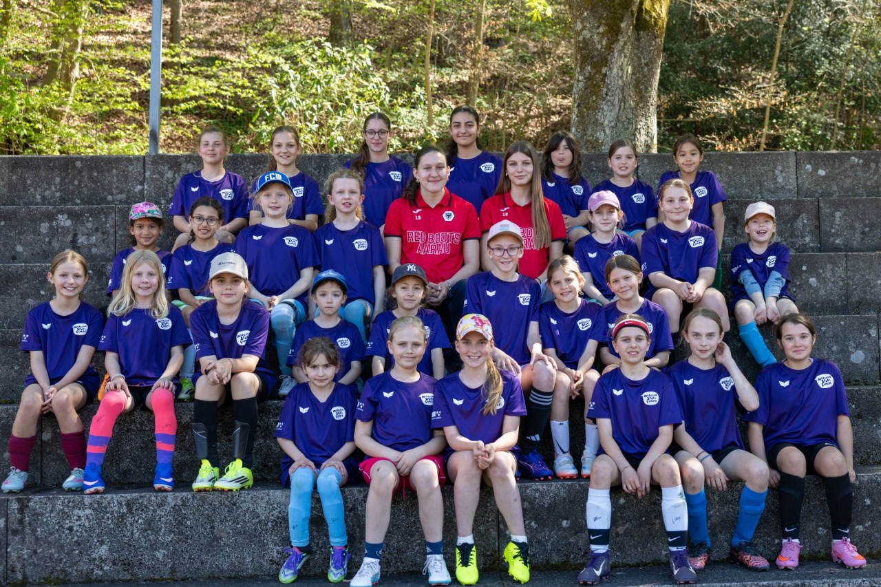 Ein Gruppenfoto mit allen Mädchen, die am Mädchensportcamp Fussball teilgenommen haben.