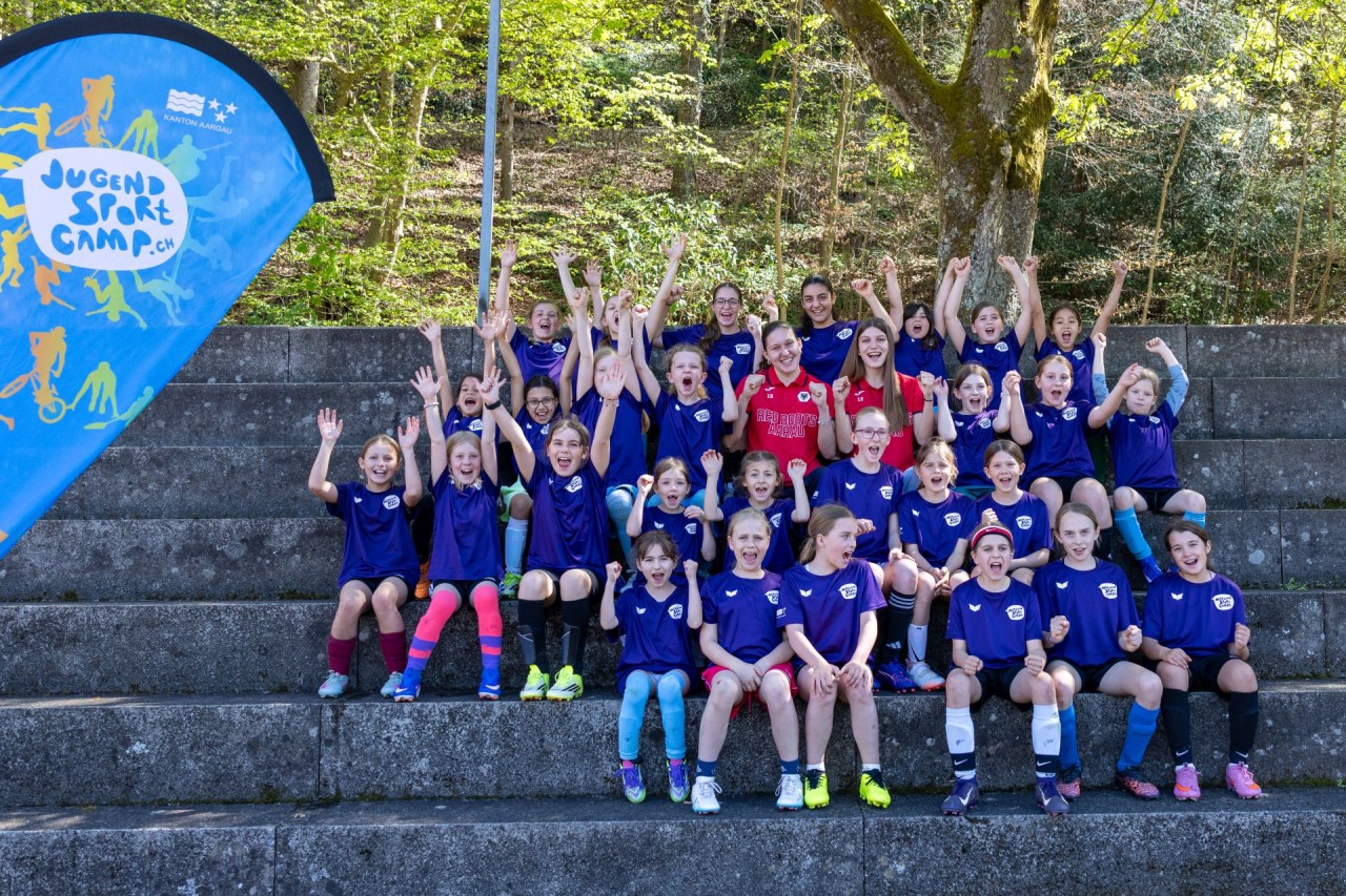 Ein Gruppenfoto mit allen Mädchen, die am Mädchensportcamp Fussball teilgenommen haben.