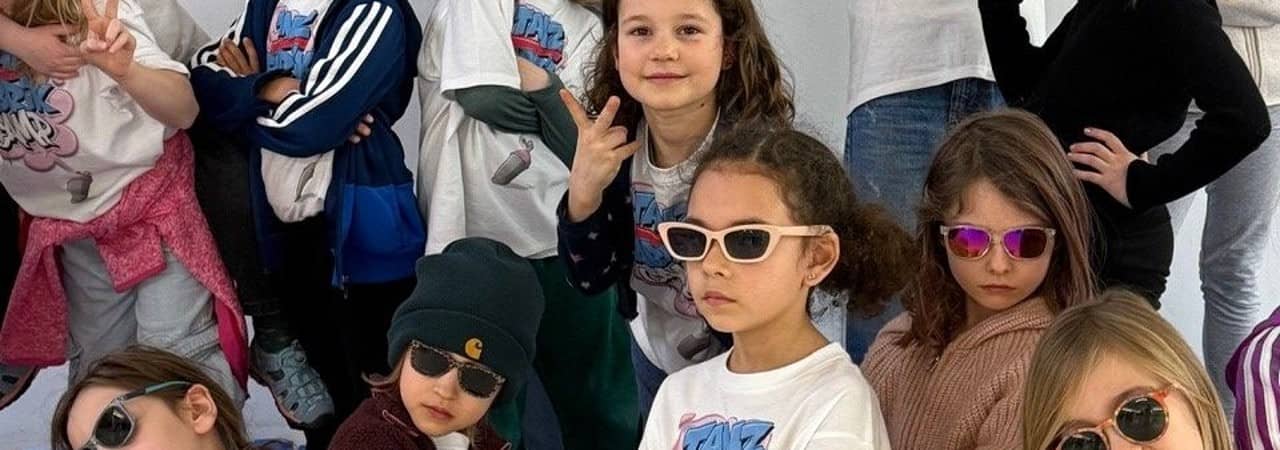 Mehrere Jugendliche posieren mit Sonnenbrille.