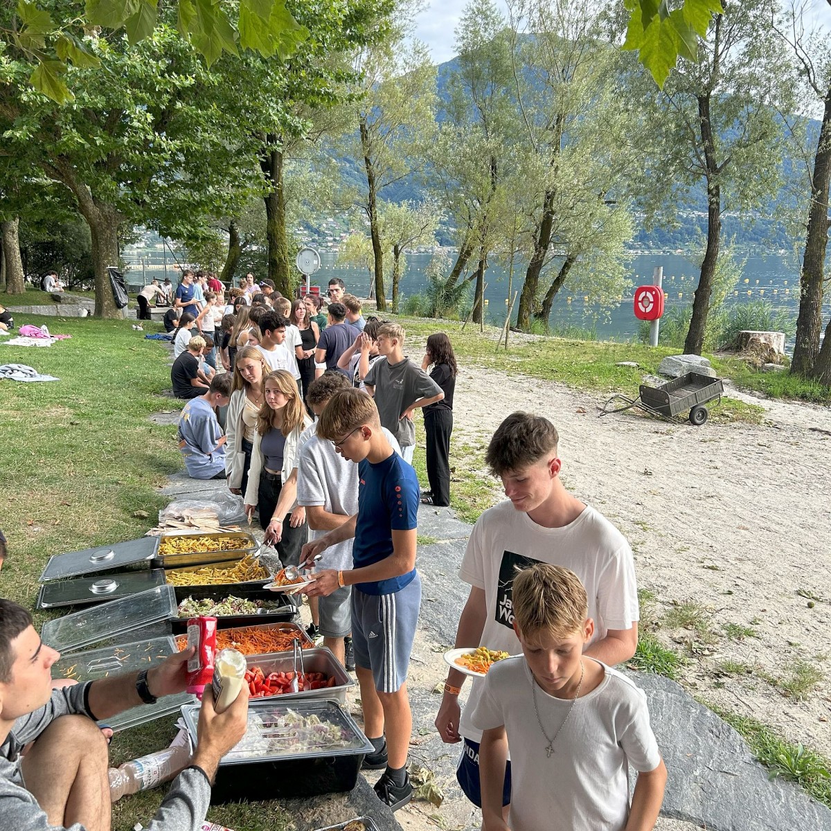 Mehrere Jugendliche stehen in einer Reihe für das Mittagessen an.