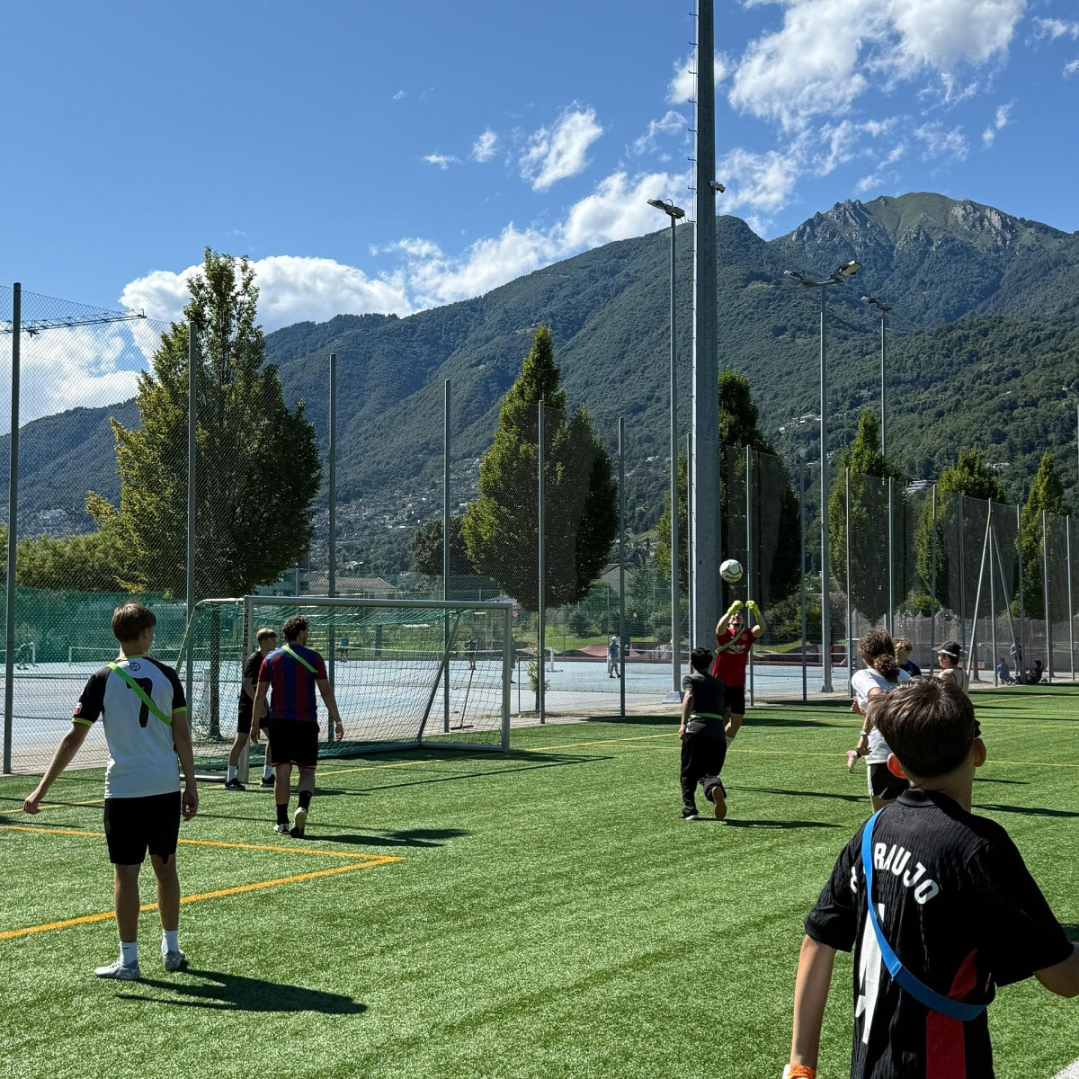 Jugendliche spielen Fussball.