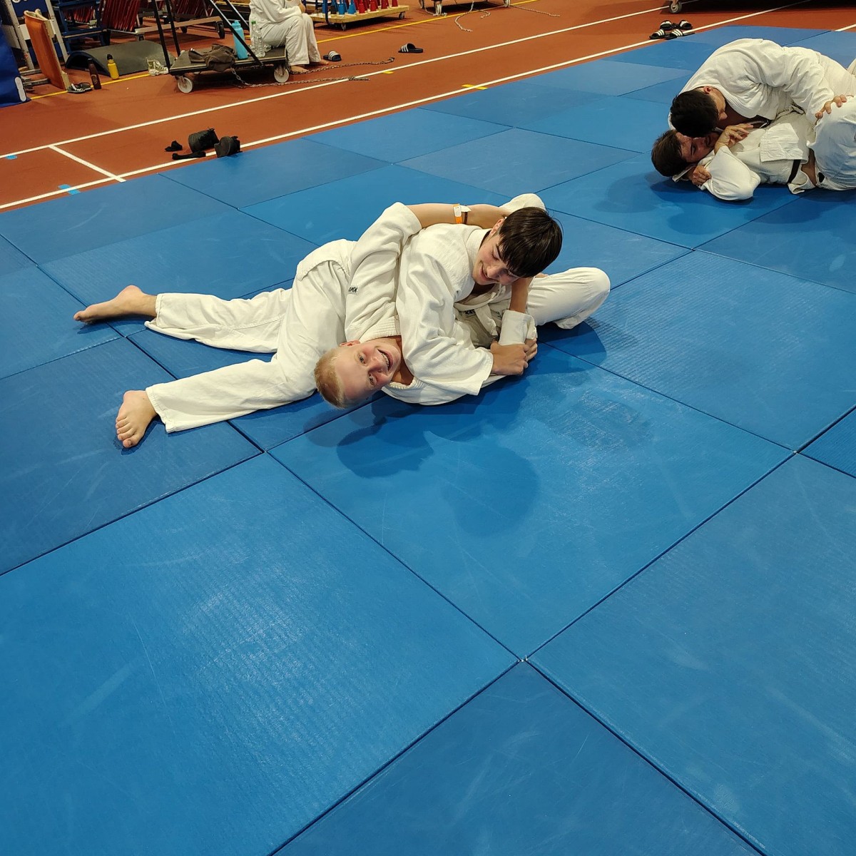 Jugendliche lernen und trainieren Judo.