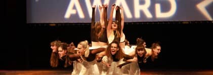 Tanzgruppe Attitude der Neuen Kantonsschule Aarau in einer Tanzpose