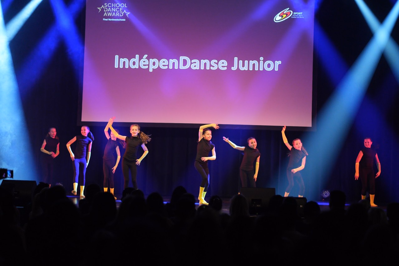 Jugendliche tanzen auf der Bühne am Nordwestschweizer School Dance Award Finale 2026.