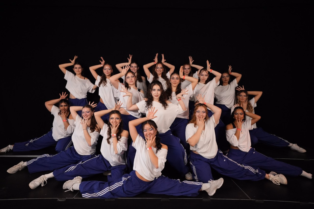 Ein Gruppenfoto von einem Tanzteam am Nordwestschweizer School Dance Award Finale 2026.