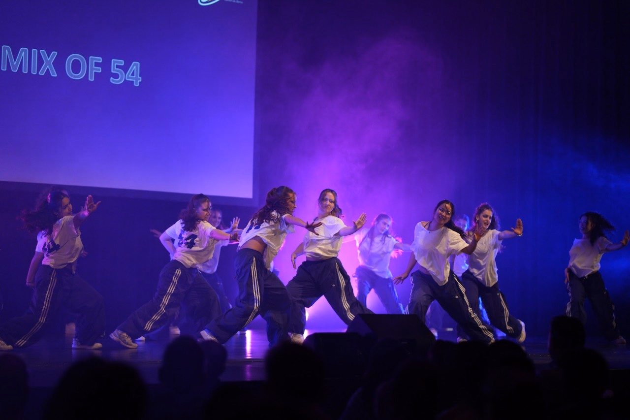 Jugendliche tanzen auf der Bühne am Nordwestschweizer School Dance Award Finale 2026.