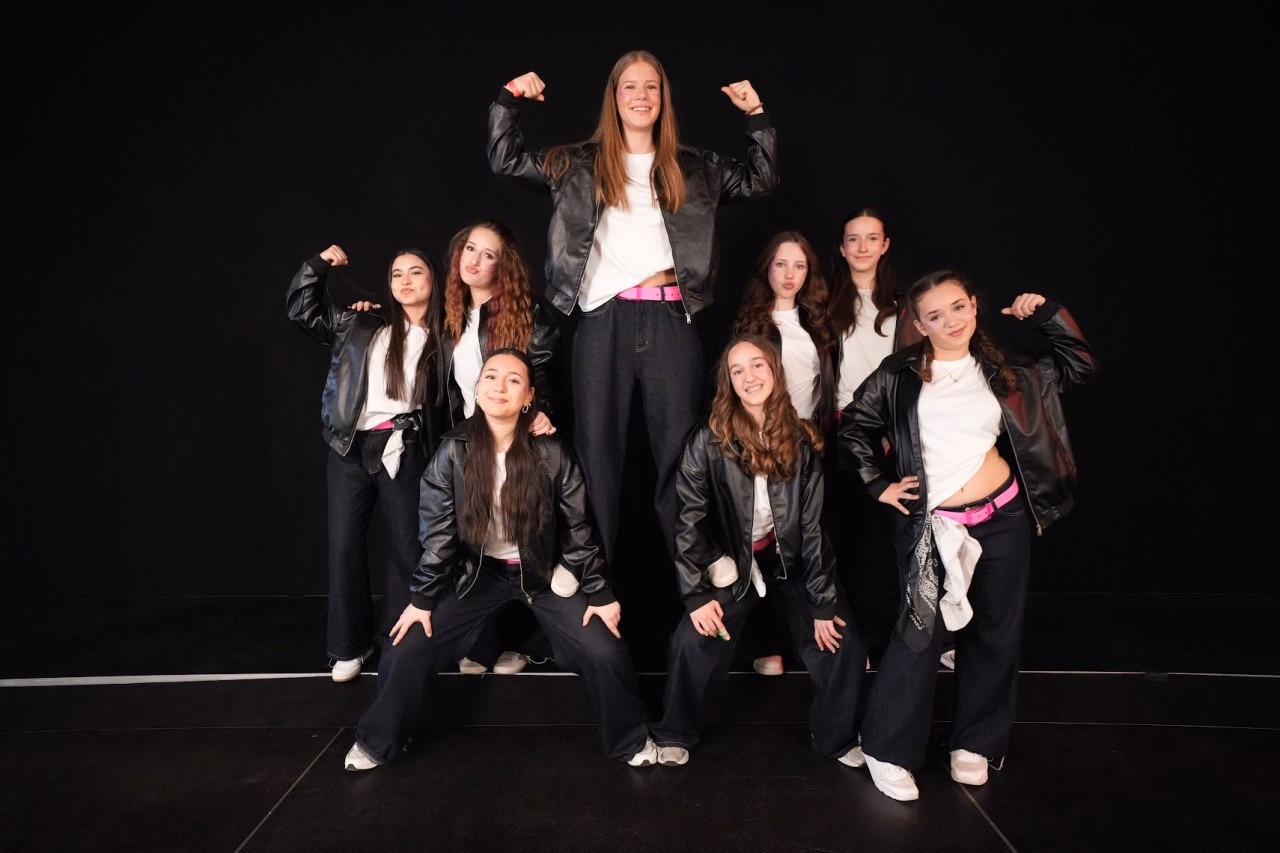 Ein Gruppenfoto von einem Tanzteam am Nordwestschweizer School Dance Award Finale 2026.