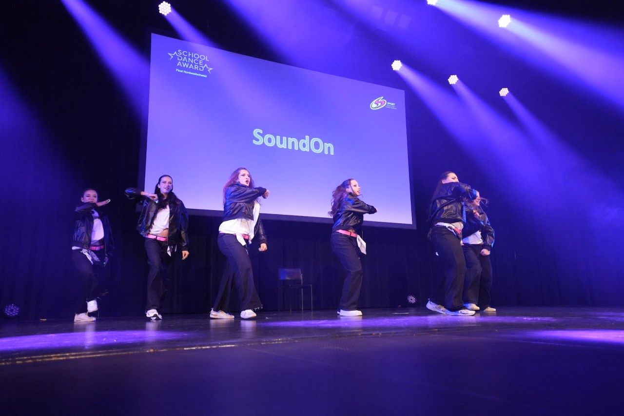Jugendliche tanzen auf der Bühne am Nordwestschweizer School Dance Award Finale 2026.
