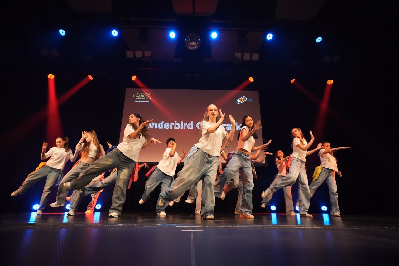 Jugendliche tanzen auf der Bühne am Nordwestschweizer School Dance Award Finale 2026.
