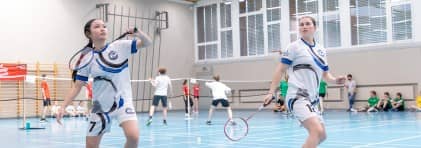 zwei Mädchen spielen Badminton