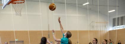 Jugendliche spielen Basketball