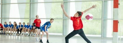 Jugendliche spielen Handball