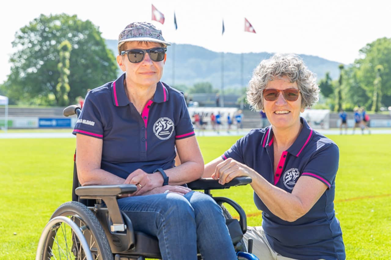 Zwei Helferinnen am Schweizerischen Schulsporttag 2023