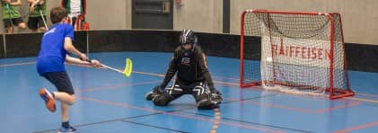 Jugendliche spielen Unihockey