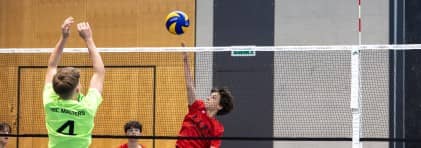 Jugendliche spielen Volleyball