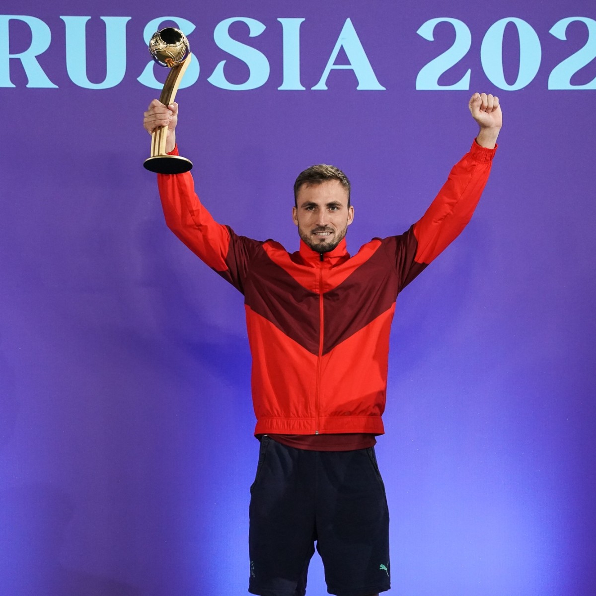 Noel Ott mit dem Bronzepokal