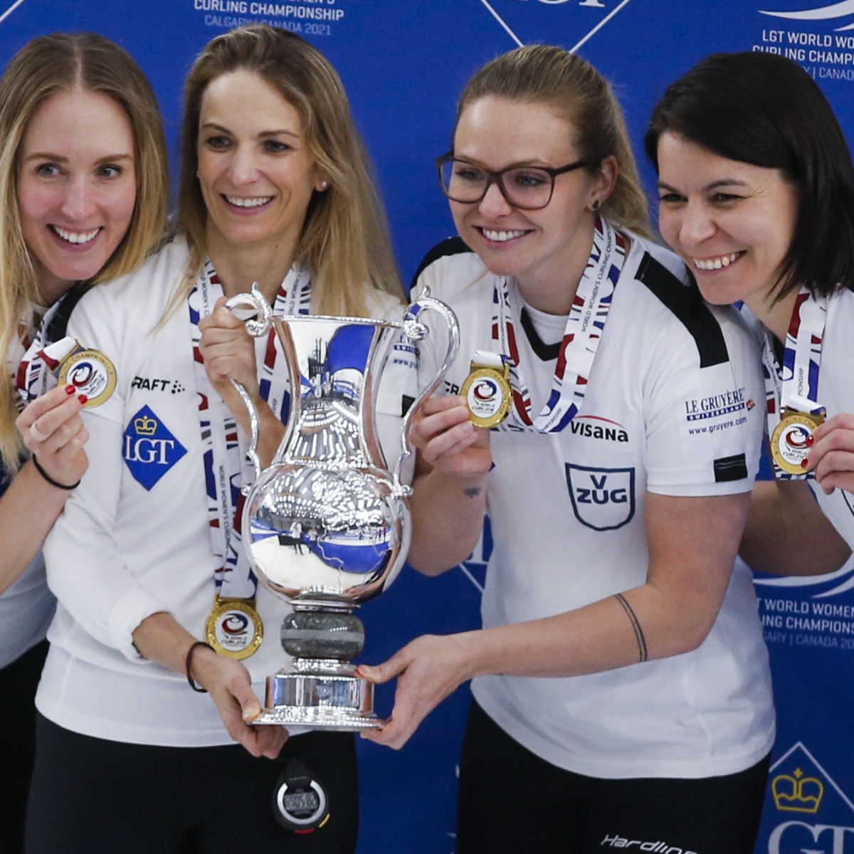 Team Tirinzoni mit Medaillen und Pokal