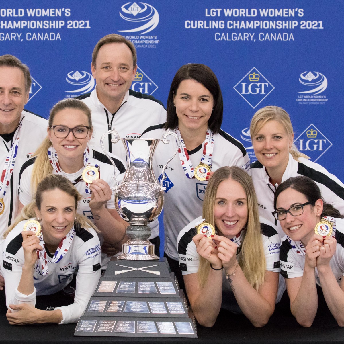 Team Tirinzoni mit Medaillen und Pokal