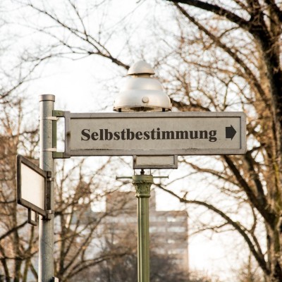 Strassenschild mit der Aufschrift Selbstbestimmung.