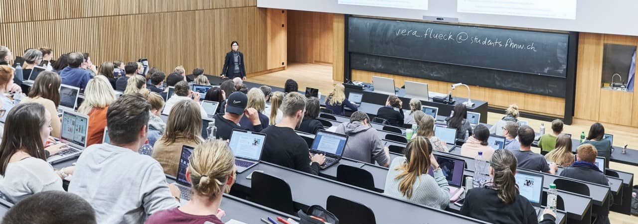 Studierende während einer Vorlesung im Hörsaal der FHNW,