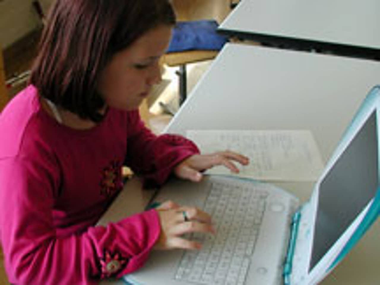 Mädchen schreibt auf Laptop