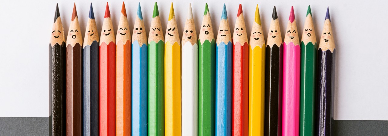 Verschiedengfarbige Stifte an einer weissen Wand