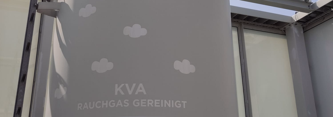 Graue Säule von einer Kehrichtverbrennungsanlage