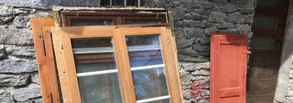 Altes Fenster an Hauswand angelehnt.