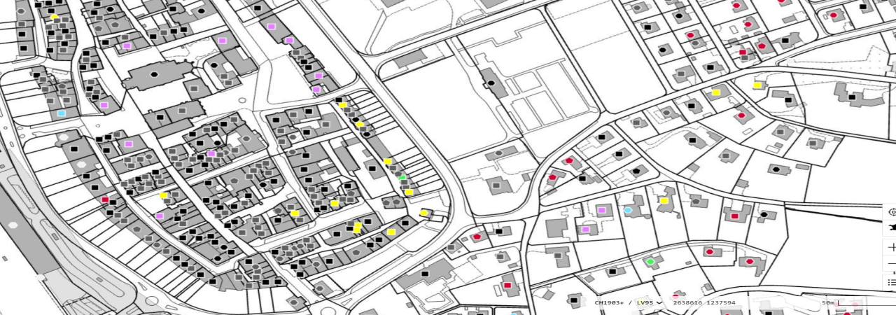 Karte der Region Aarau mit farbigen Markierungen, die Standorte oder Datenpunkte darstellen. Erkennbar sind Ortschaften wie Erlinsbach, Suhr, Küttigen und Rohr sowie umliegende Gebiete und markierte geografische Details.