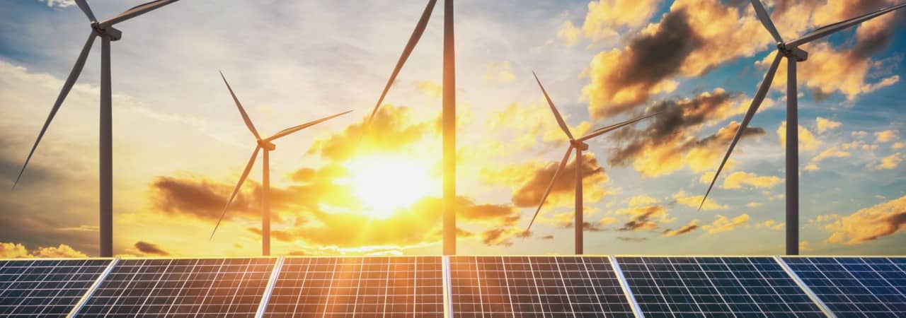 Erneuerbare Energien am Abendhimmel