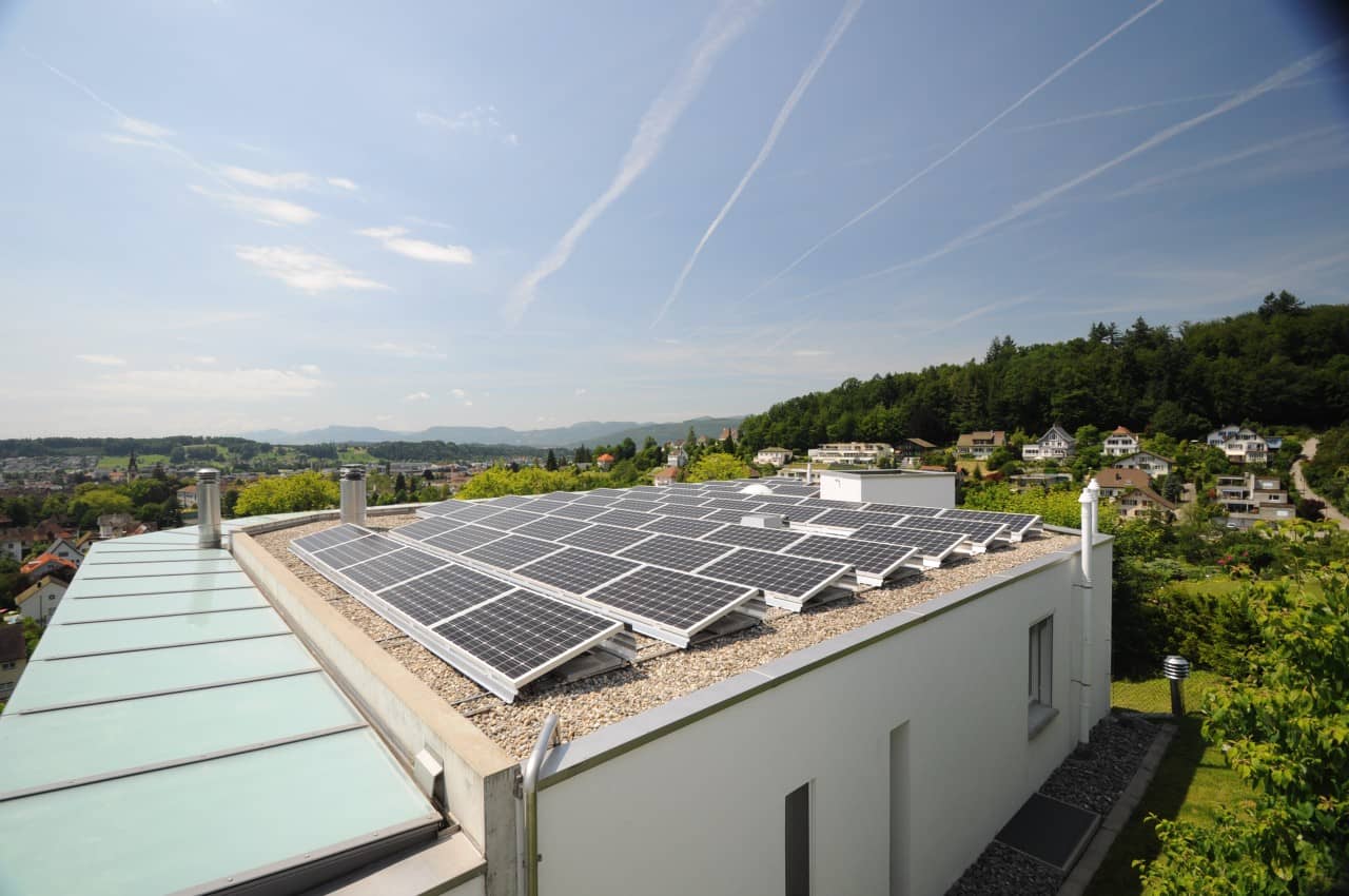 Solarpanels auf einem Hausdach in der Region Zofingen. Im Hintergrund ist das Siedungsgebiet zu sehen.