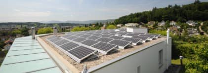 Solarpanels auf einem Hausdach in der Region Zofingen. Im Hintergrund ist das Siedungsgebiet zu sehen.