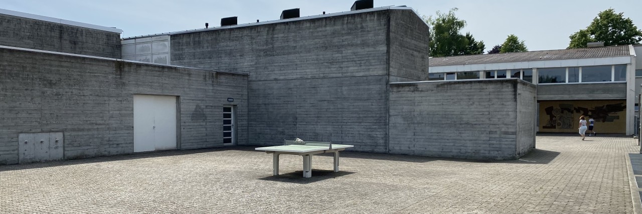 Das Bild zeigt ein naturferner Spielplatz, welcher komplett aus Beton besteht und sich nicht zum Spielen eignet.