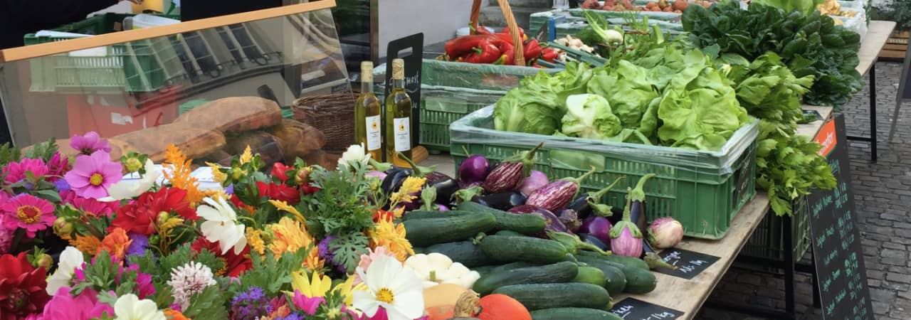 Marktstand mit Gemüse und Fürchten