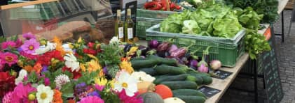 Marktstand mit Gemüse und Fürchten