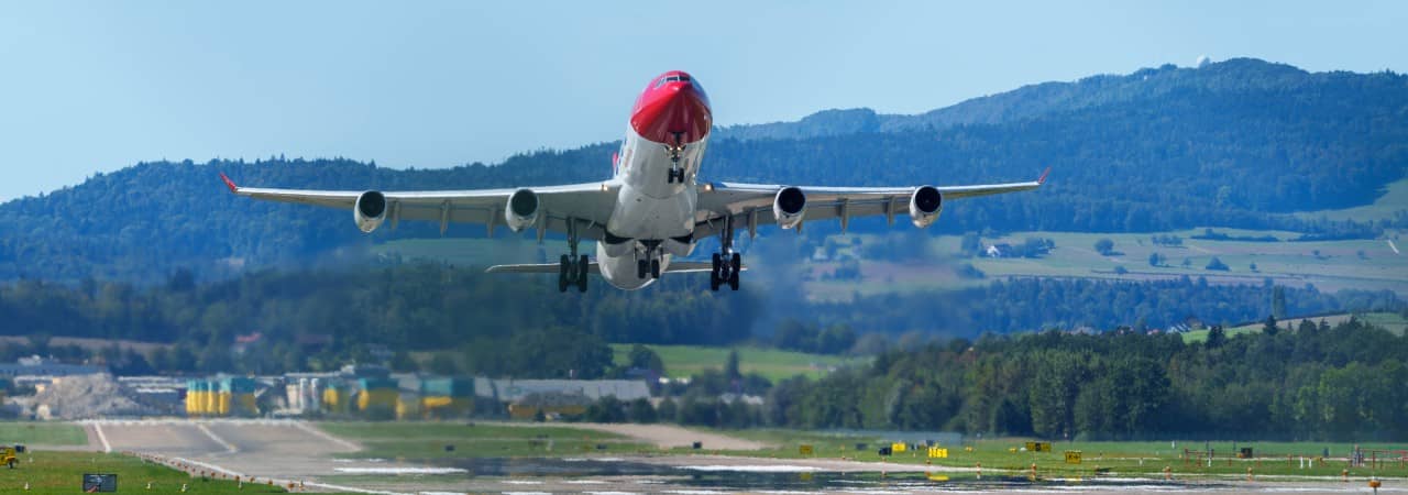 Airbus A340 der Edelweiss Air beim Start auf Piste 10 des Flughafens Zürich.