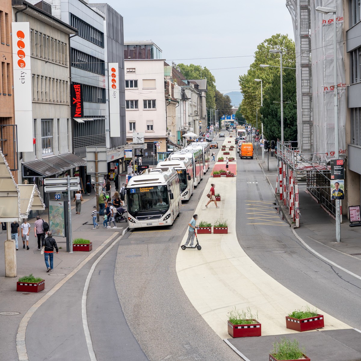 Bahnhofstrasse Aarau mit frei querenden Fussgängerinnen und Fussgänger sowie einem Bus.