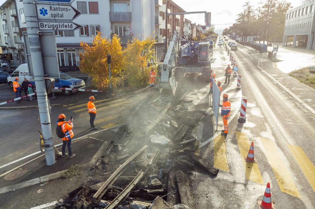 Gleise der WSB werden mit einer Baumaschine entfernt