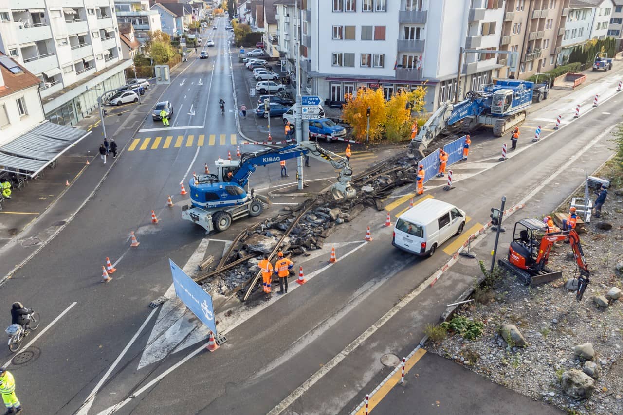 Gleise der WSB werden mit einer Baumaschine entfernt