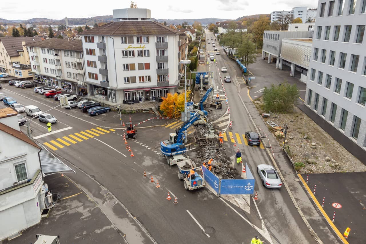 Gleise der WSB werden mit einer Baumaschine entfernt