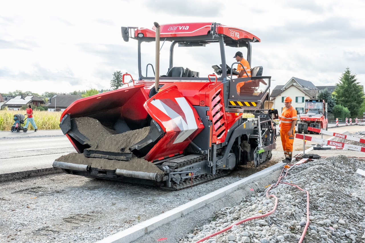 Vorbereitungen für den Belagseinbau.