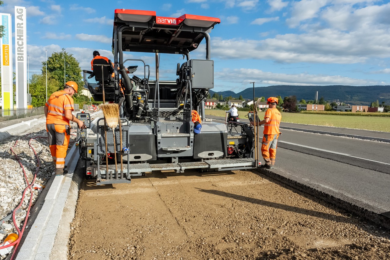 Vorbereitungen für den Belagseinbau.