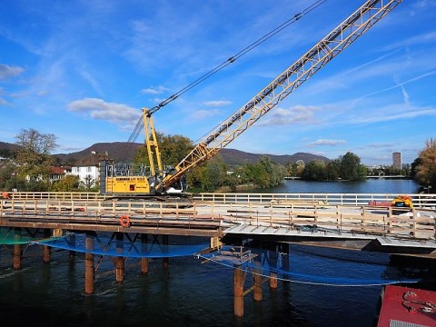 114 Tonnen schwerer Gittermastbagger auf der Hilfsbrücke