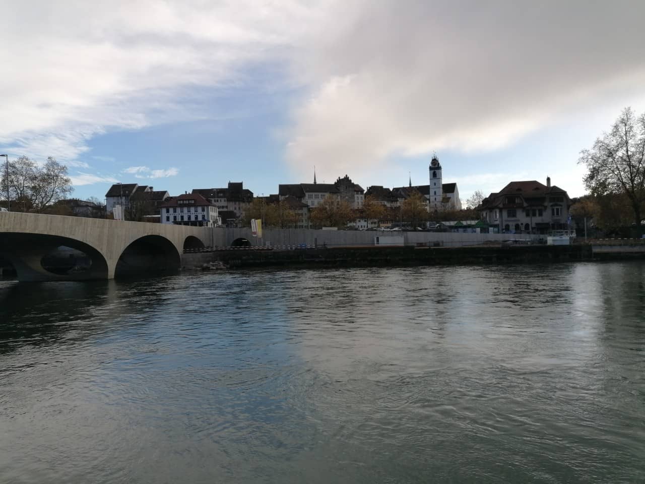 Sicht auf die Altstadt von Aarau, links im Bild die neue Aarebrücke, die bereits frei ist von Leergerüst und Spundkasten ist.