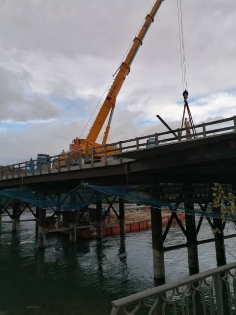 Blick auf die Hilfsbrücke und auf den Pneukran, der die Arbeiten der Demontage der Hilfsbrücke in Angriff nehmen wird.