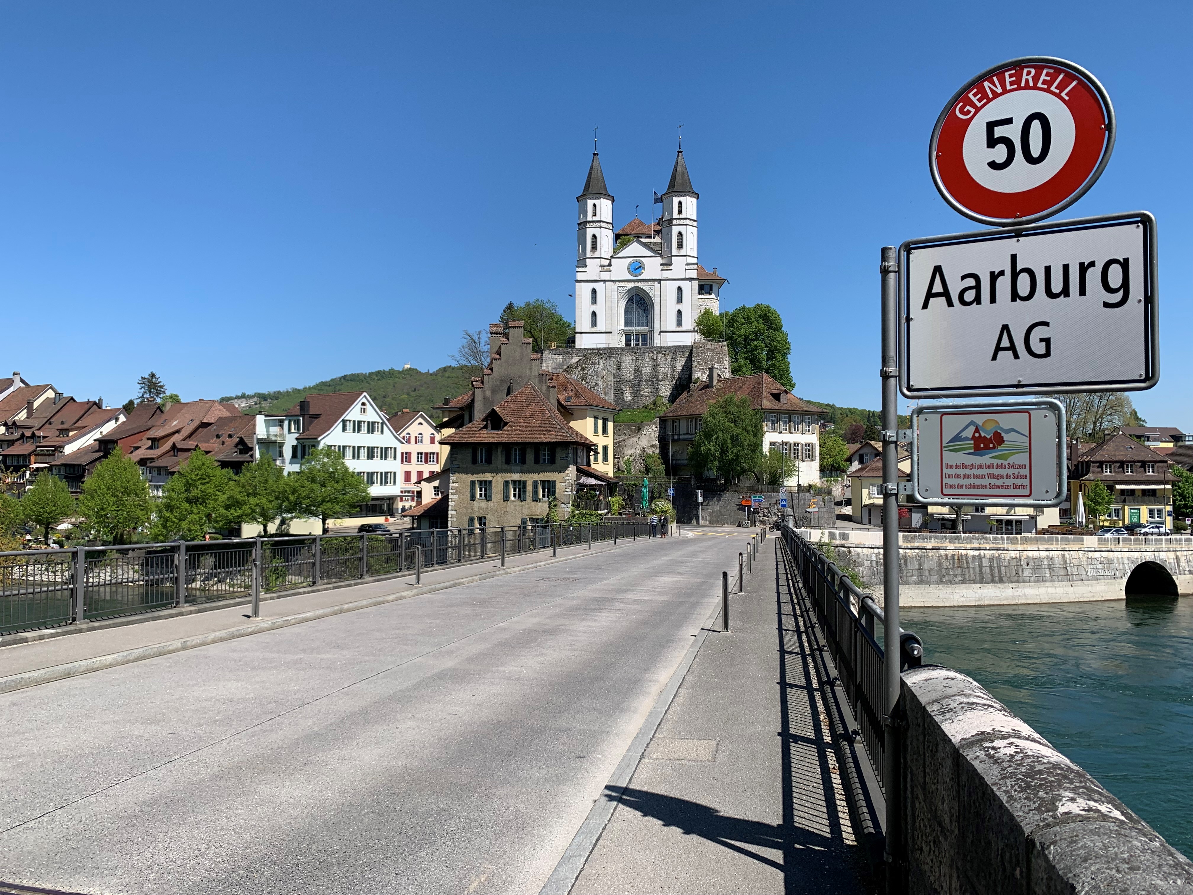 Aarebrücke in Aarburg mit entsprechender Strassentafel und im Hintergrund die Festung