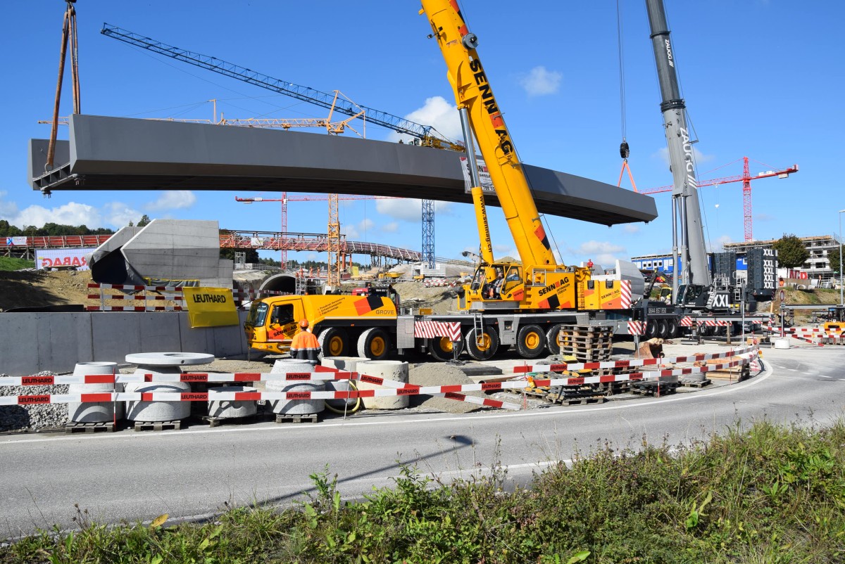 Einheben der Stahlbrücke Rad-und Gehwegüberführung Schürmatt