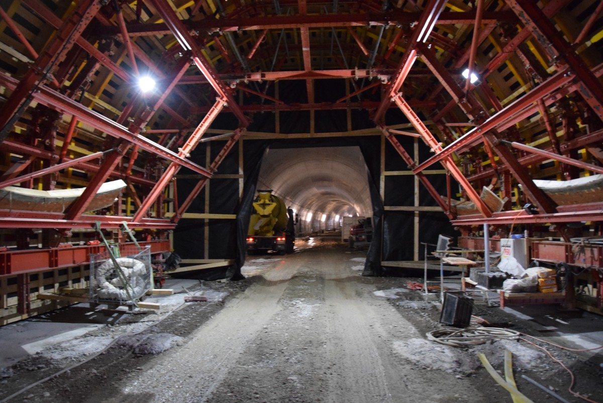 Nachlaufwagen beim Bau des Tagbautunnels Letten; Blick Richtung Tunnelgewölbe